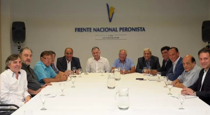 DEL PJ. Manzur se reunió con Fellner (al frente, de camisa mangas cortas) y con intendentes del conurbano por la reorganización del partido. prensa frente nacional peronista