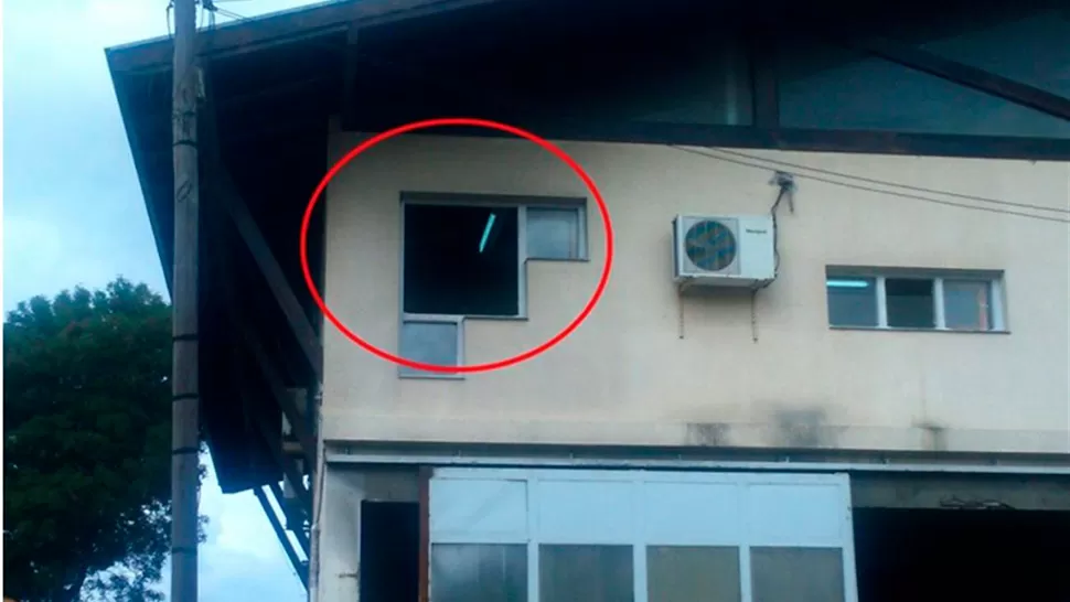 BAJO SOSPECHA. Los investigadores creen que desde esta ventana se hicieron los disparos.
FOTO TOMADA DE ELFUNDADORONLINE.COM