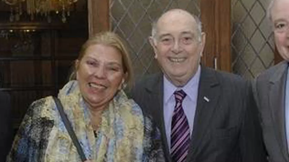 POSANDO. Guillermo Alchouron, junto a Elisa Carrió, en una foto tomada el año pasado. FOTO TOMADA DE CLARIN.COM