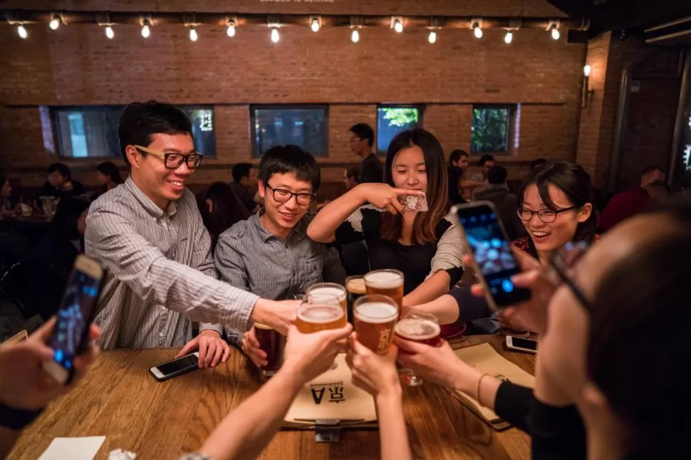 BARES DE ENCUENTROS. Los jóvenes chinos movilizan a las cerveceras a robustecer sus estrategias de marketing. Sim Chi Yin / The New York Times