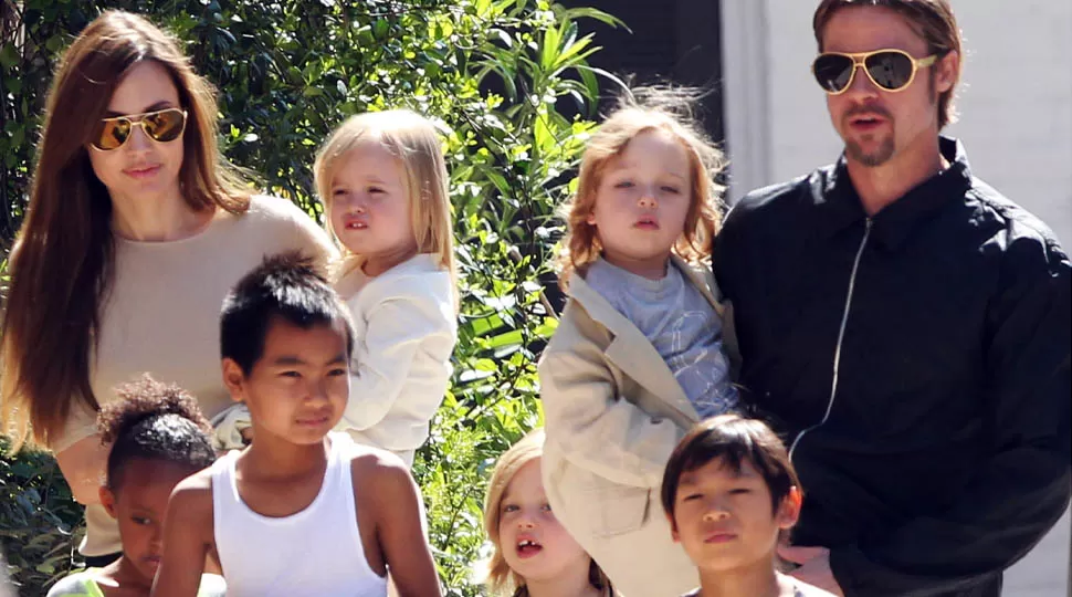 ESCÁNDALO. Angelina Jolie y Brad Pitt junto a sus seis hijos. FOTO TOMADA DE PRIMICIASYA.COM