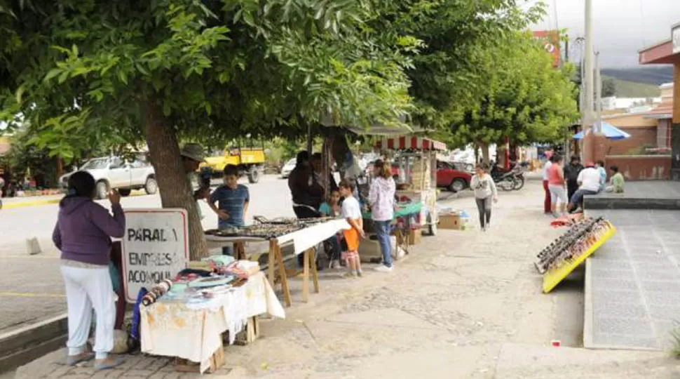 DESALOJO. Vendedores ambulantes en Tafí del Valle. FOTO LA GACETA
