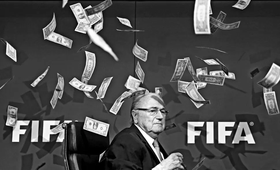 PROTESTA. Le arrojan billetes falsos a Joseph Blatter, en una conferencia, tras el escándalo por coimas. 