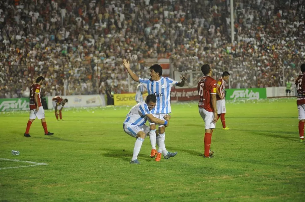 FESTEJO. Leandro González abraza al “Pulguita” luego de que este convirtiera el empate. Al 7 le anularon otro por offside. la gaceta / foto de osvaldo ripoll
