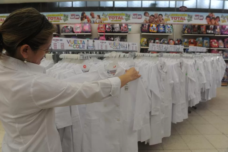 A COMPARAR. El guardapolvo es una de las prendas que más desgaste sufre durante el año, por lo cual muchos padres lo renuevan en el inicio del ciclo. la gaceta / foto de antonio ferroni