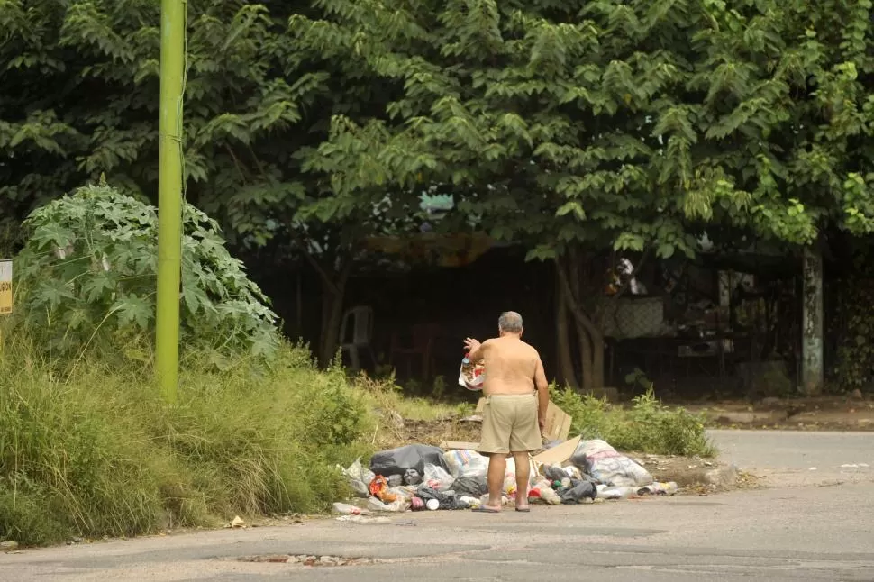DESAPRENSIÓN. Un vecino de Villa 9 de Julio arroja residuos al basural que crece sobre F. de Aguirre al 400. la gaceta / fotos de Inés Quinteros Orio