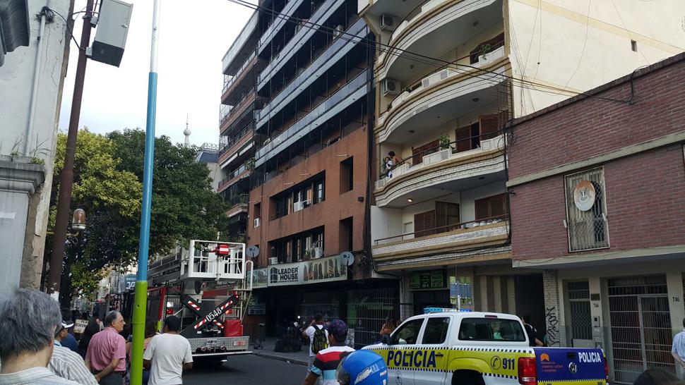 Se incendió un edificio en pleno centro