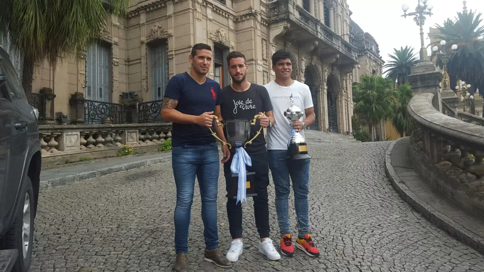 CON LA COPA. Ferrero, Briones y Lentini recibieron el trofeo por vencer a Atlético en los amistosos de verano. 