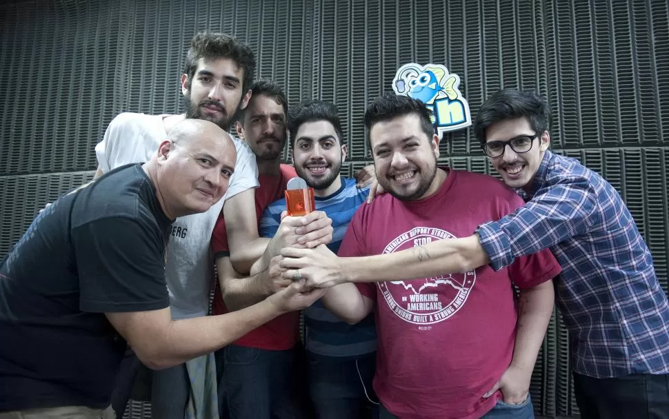 AFERRADOS AL ÉTER. El equipo de “Club 3 de Febrero” y su premio al mejor ciclo del interior del país. LA GACETA / FOTO DE FLORENCIA ZURITA