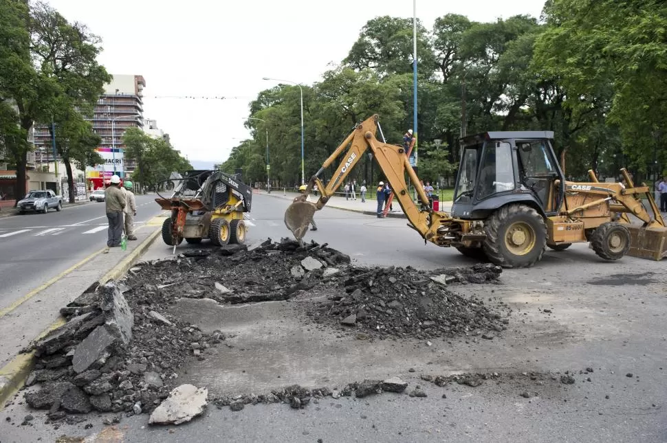 EN ACCIÓN. Maquinarias de la construcción rompen el pavimento para comenzar el ensanchamiento de la platabanda. LA GACETA / FOTO DE JORGE OLMOS SGROSSE