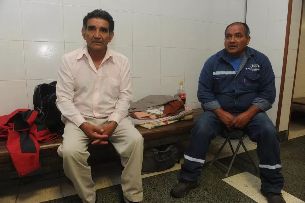 PREOCUPADOS. José y Rodolfo Serrano, padre y tío de Pablo, no se mueven de la sala de espera del hospital. la gaceta / foto de antonio ferroni