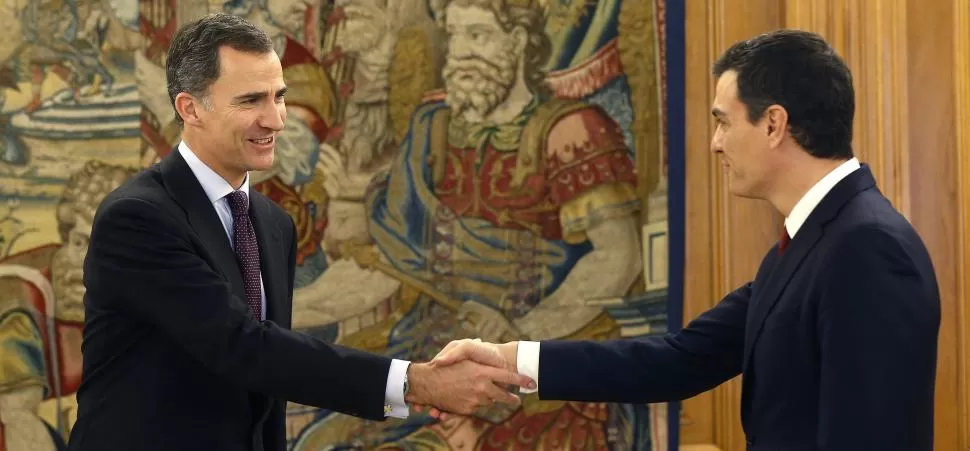 EL FUTURO EN JUEGO. Felipe VI y Pedro Sánchez se reunieron ayer en el Palacio La Zarzuela, en Madrid, adonde el Rey lo convocó a dialogar. REUTERS