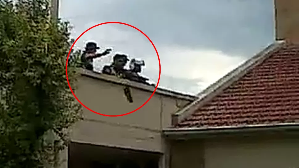 EN LOS TECHOS. Los policías atraparon a uno de los ladrones cuando ingresó a una casa para intentar escapar. CAPTURA DE VIDEO