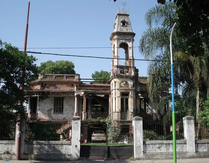 EL CHALET “CARMEN RETO”. Así bautizó el doctor Luis F. Aráoz su casa quinta de calle Bolívar 1.150. Esta foto es de poco antes de la demolición, consumada en 2010. la gaceta / archivo