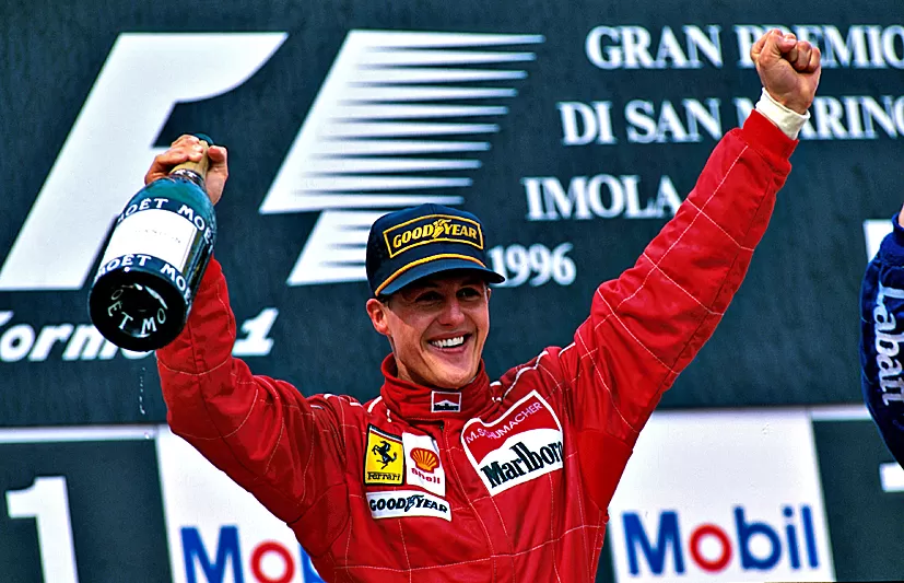 EN EL PODIO. Schumacher festeja el segundo puesto en San Marino en 1996. reuters (archivo)