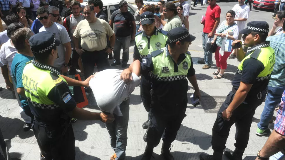 Video: un joven robó un celular en pleno centro y fue aprehendido