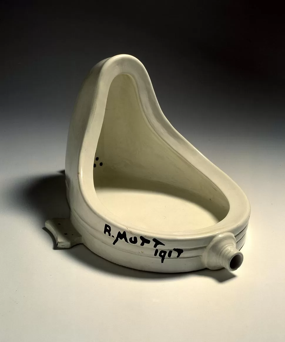 “LA FUENTE”. El mingitorio de Marcel Duchamp, firmado por “R. Mutt”, fue expuesto en 1917 en Estados Unidos en la Sociedad de Artistas. romadaleggere.it
