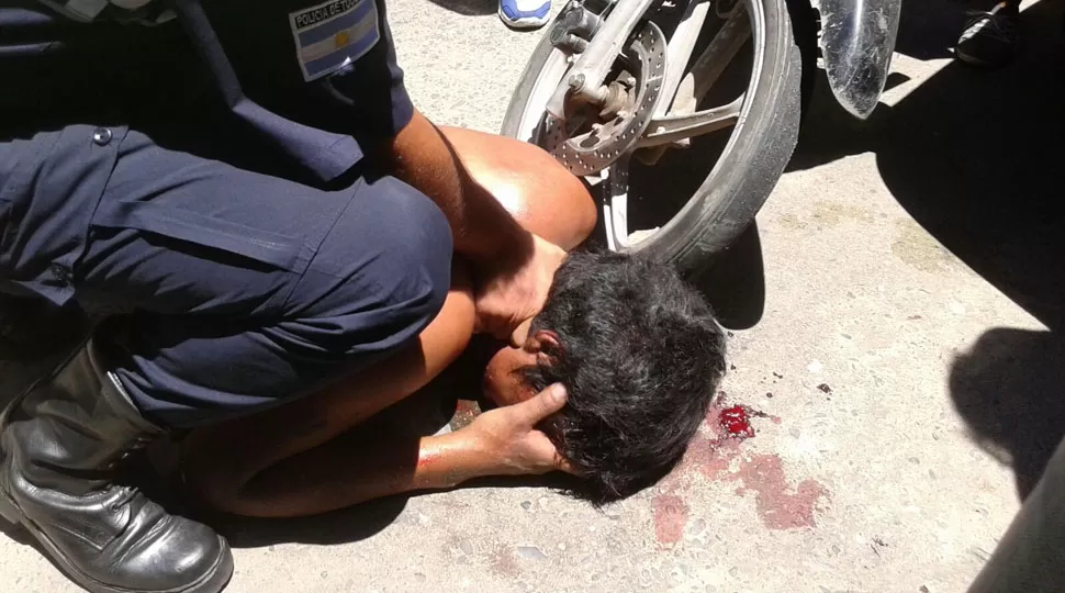 INSEGURIDAD. Joven que intentó robar la moto.FOTO ENVIADA POR UN LECTOR DE LA GACETA
