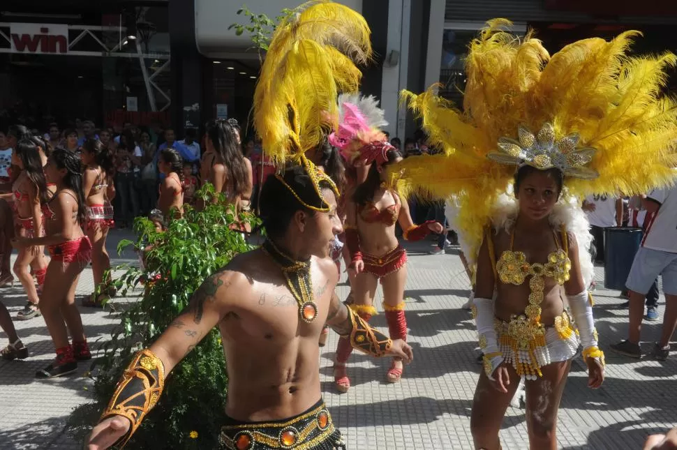 AL PASO. Una comparsa anunció en la peatonal Mendoza el inicio de actividades de “La alegría del carnaval en Tucumán”, que reúne 80 comparsas. la gaceta / foto de antonio ferroni