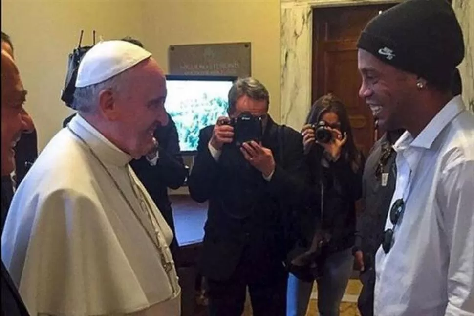 El Papa Francisco hizo reír a Ronaldinho con chistes futboleros