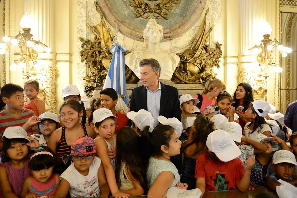 VISITA SORPRESA. “¿Quién está haciendo lío?”, les preguntó el presidente Macri ayer a niños de la Villa 31 que efectuaban un recorrido por Casa Rosada. 