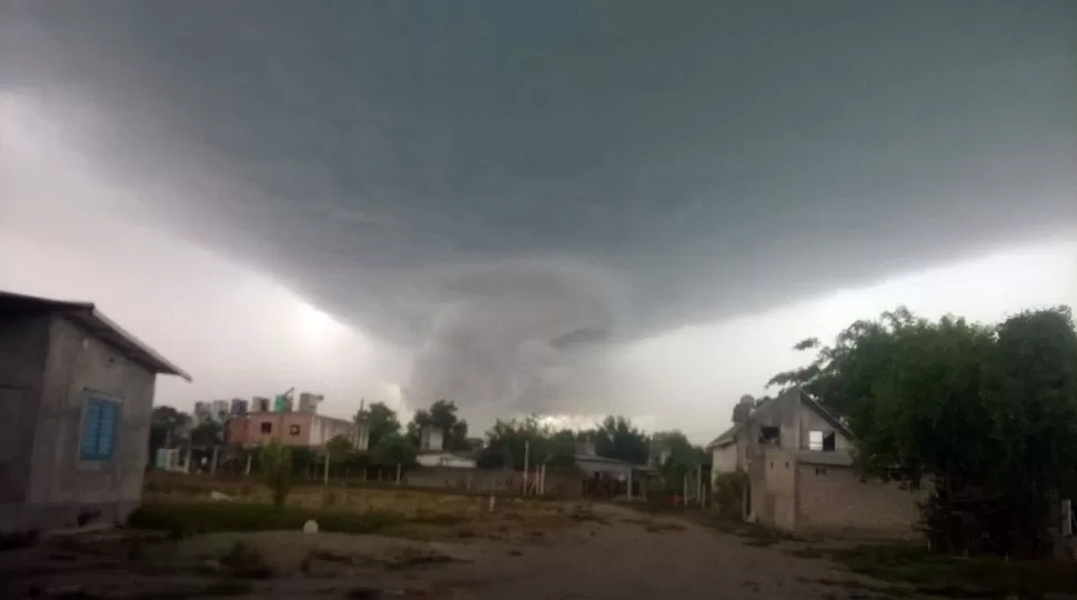 FENÓMENO. Las nubes tomaron la forma de un tornado. FOTO ENVIADA A LA GACETA WHATSAPP