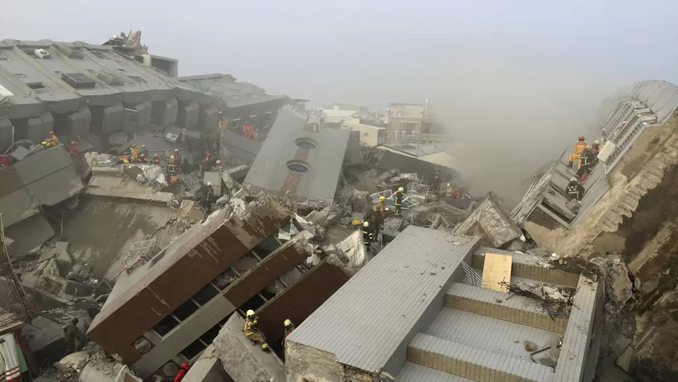 IMPACTANTE. Varios edificios de alturas colapsaron por el temblor. FOTOS DE REUTERS