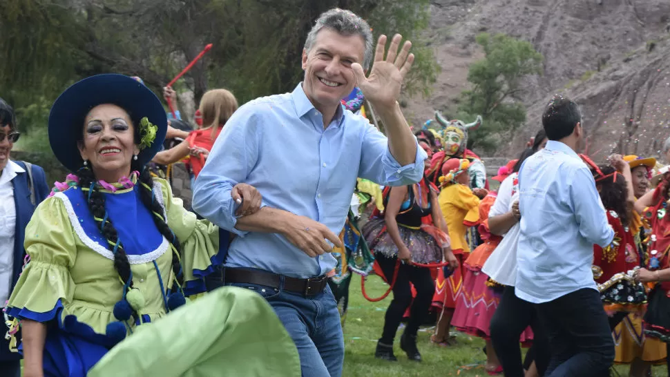Macri sella un pacto de gobernabilidad entre papel picado, diablos y serpentinas