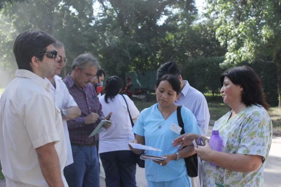 PREVENCIÓN. Personal de la Salud de Yerba Buena asesora a los vecinos sobre cómo prevenir el contagio. fotos GENTILEZA PRENSA YERBA BUENA