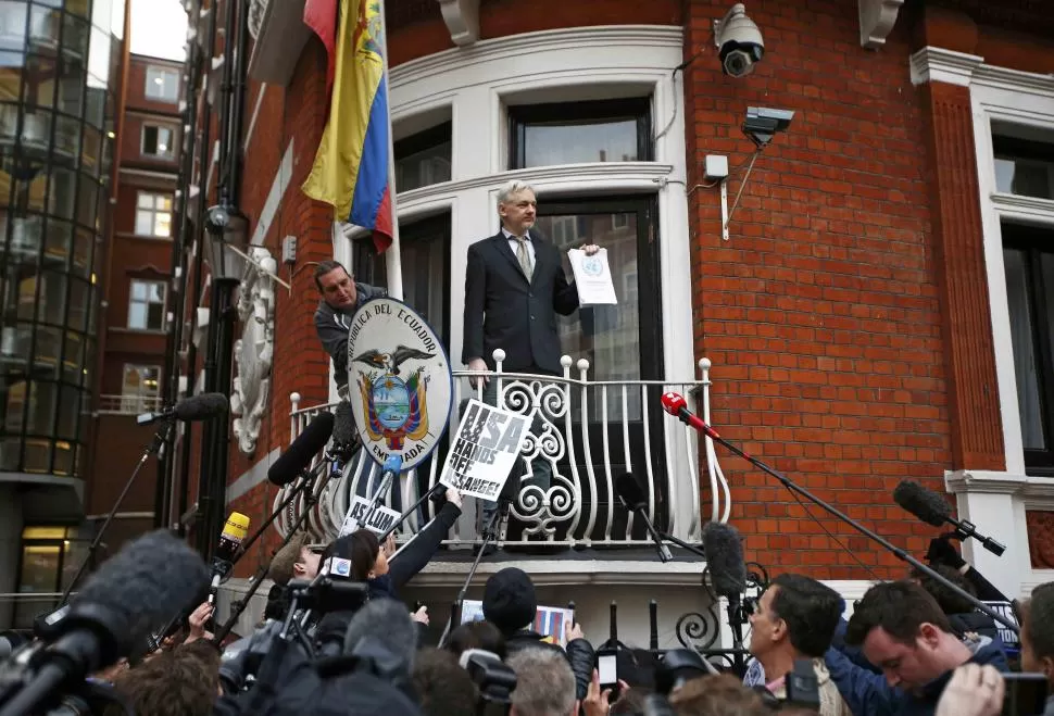 ECUADOR. Assange dialogó con prensa desde el balcón de la embajada.  reuters 