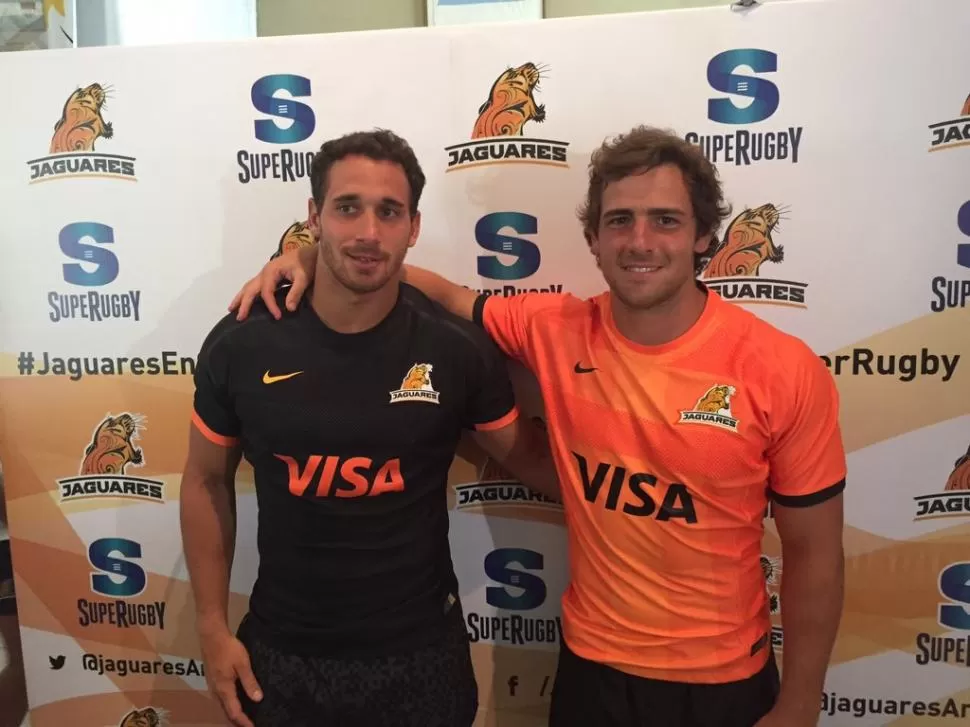 MODELOS. Joaquín Tuculet posa con la camiseta titular de Jaguares (negra), y Nicolás Sánchez con la alternativa (naranja). foto de scrum