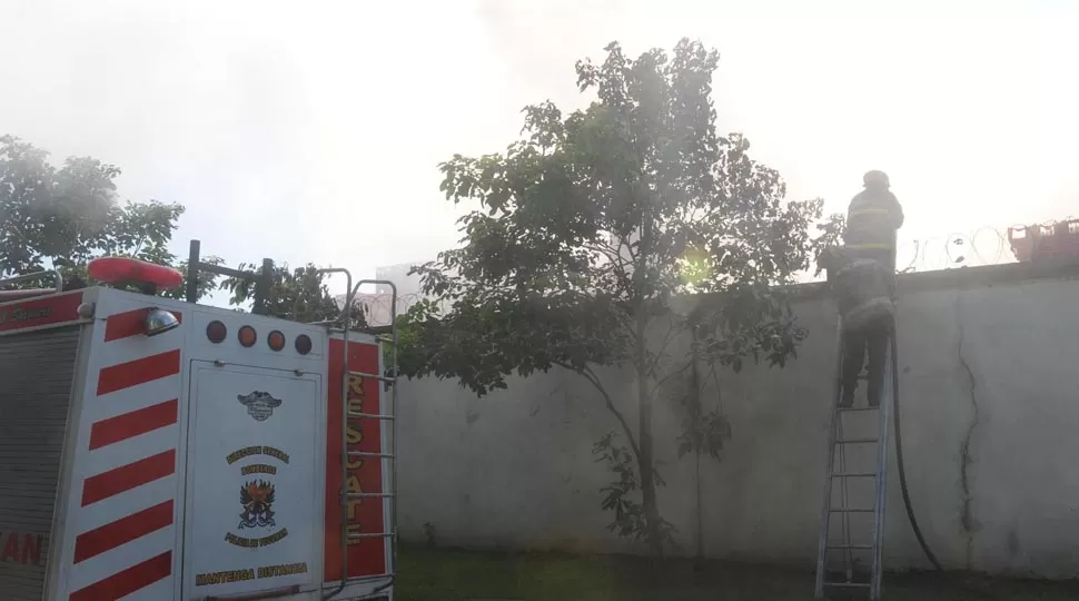 INCIDENTE. Incendio en la zona ecológica de la fábrica de Coca-Cola.FOTO LA GACETA/ ANTONIO FERRONI