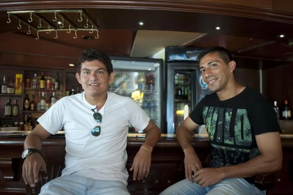   RELAJADOS. Rodríguez y Acosta posan en la barra del restaurant Harris, en Mendoza y Laprida. la gaceta / fotos de florencia zurita 