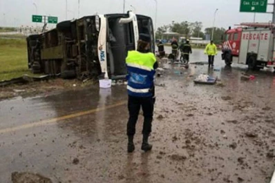 Cinco muertos y 50 heridos por el vuelco de un ómnibus en Entre Ríos