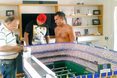 Tevez se compró un metegol con la forma de La Bombonera