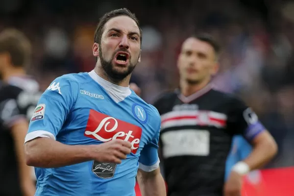 Gracias a Higuaín, Napoli sigue como único líder