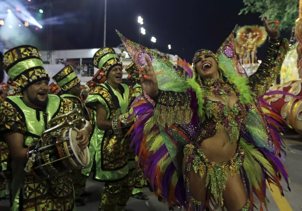 DESPREOCUPADOS. Los brasileños vivieron a pleno el carnaval en las calles, indiferentes a los consejos médicos. REUTERS