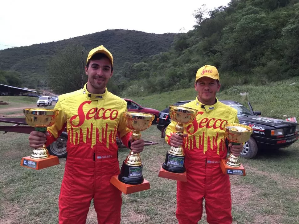 SONRISAS. Juan Santos y Tomás García Hamilton, con los trofeos ganados. foto DE equipo lucich 