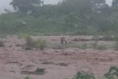 Una mujer y sus tres nietos fueron arrastrados por el río Metán