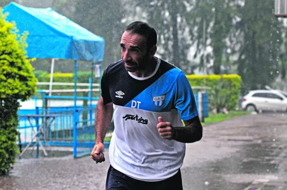 BAJO LA LLUVIA. Azconzábal comandó el entrenamiento de ayer en medio de la tormenta. 
