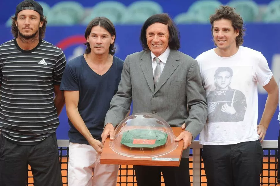 LEYENDA. Vilas con la plaqueta que le entregó el Buenos Aires Lawn Tennis, escoltado por Guillermo Coria y Gastón Gaudio. télam