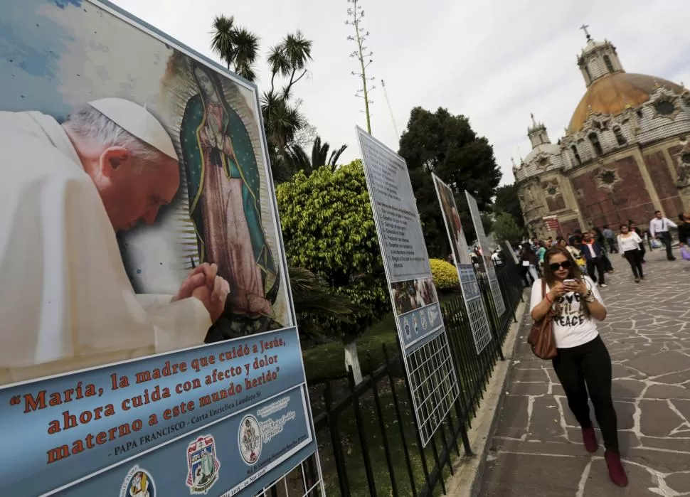 TODOS INVITADOS. En las principales ciudades mexicanas se promociona la visita del Papa con afiches y cartelería. fotos reuters 