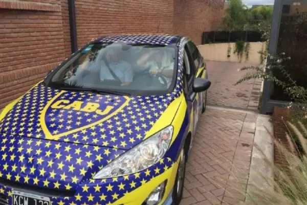 Se burló de sus amigos por los triunfos de River y le plotearon el auto con el escudo de Boca
