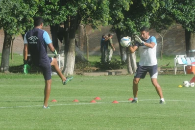 Ayala espera con los guantes listos en Atlético