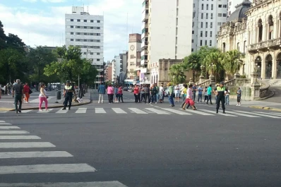 Caos en el microcentro por una protesta en la plaza Independencia