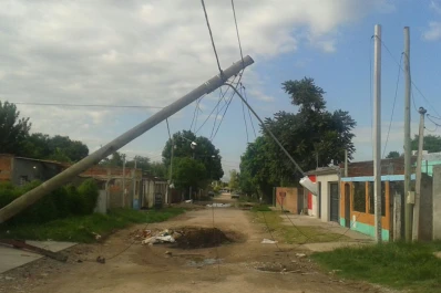Cayó un poste de luz y no habrían prevenido que el del frente estaba igual
