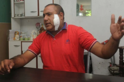 Balearon a un taxista que llevaba a una pasajera con un bebé