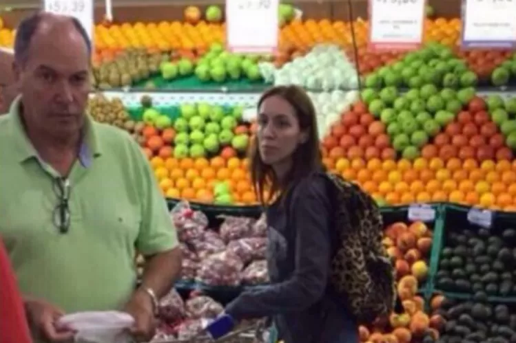 CON EL CARRITO. Vidal aprovechó el fin de semana largo para hacer compras en el supermercado. FOTO TOMADA DE MINUTOUNO.COM.AR