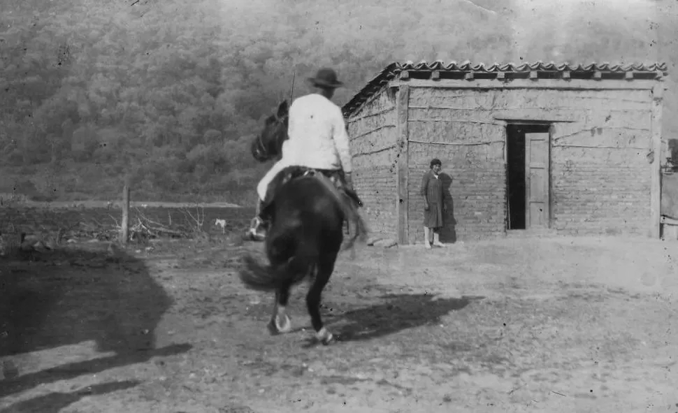 ARRIBO DEL JINETE. Fotografía inédita de un aficionado, captada en Tafí del Valle en la década de 1920.  la gaceta / archivo