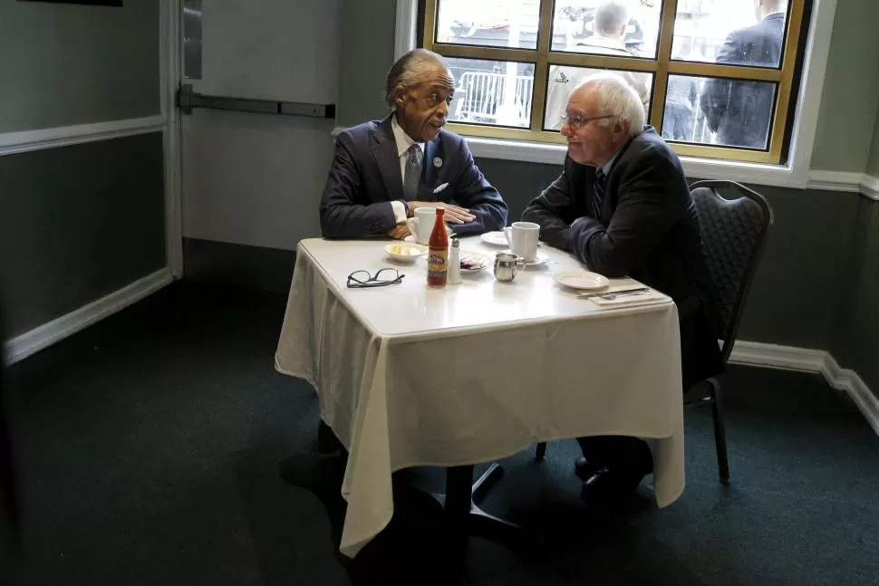 PIDIENDO LOS VOTOS. El reverendo Sharpton y Sanders se tomaron un café. 